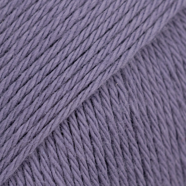 Detailaufnahme von der Wolle DROPS Magic in der Farbe 73 lila schatten.