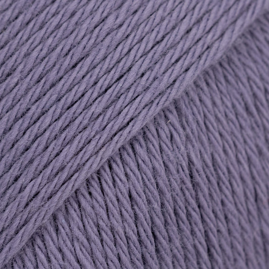 Detailaufnahme von der Wolle DROPS Magic in der Farbe 73 lila schatten.