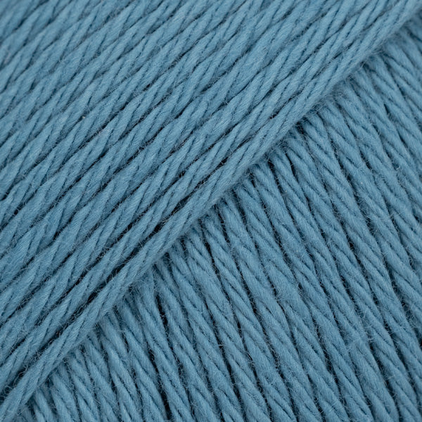 Detailaufnahme von der Wolle DROPS Magic in der Farbe 74 blauer hafen.