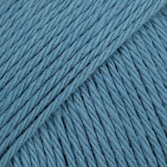 Detailaufnahme von der Wolle DROPS Magic in der Farbe 74 blauer hafen.