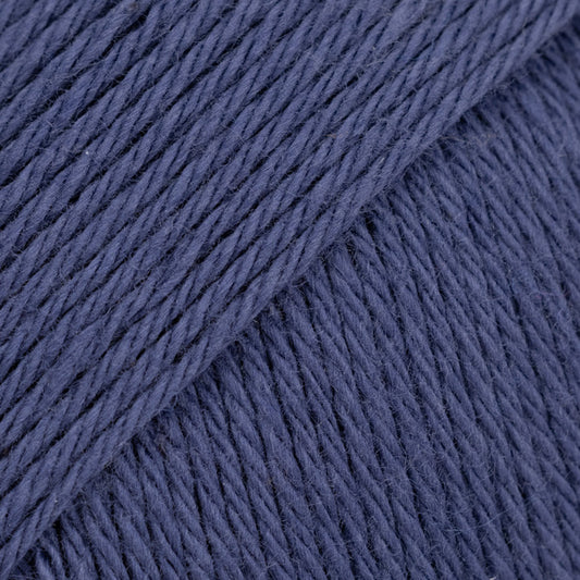 Detailaufnahme von der Wolle DROPS Magic in der Farbe 75 blaue tinte.