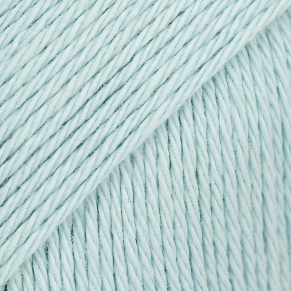 Detailaufnahme von der Wolle DROPS Magic in der Farbe 76 mint.
