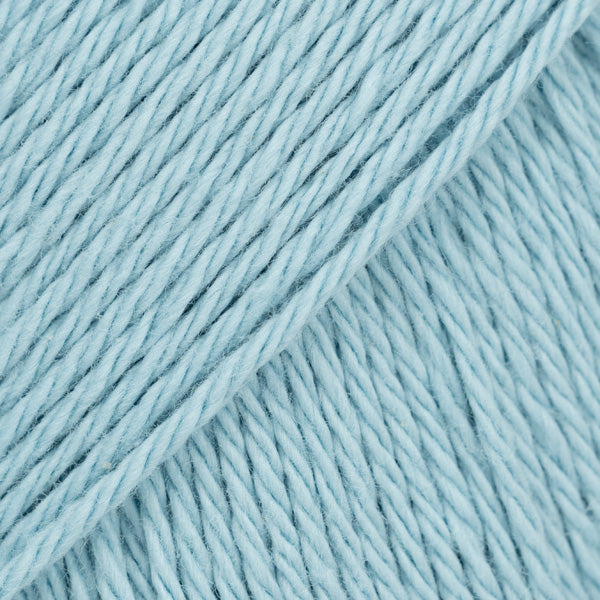 Detailaufnahme von der Wolle DROPS Magic in der Farbe 77 meeresnebel.