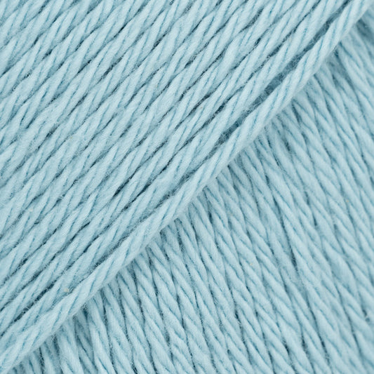 Detailaufnahme von der Wolle DROPS Magic in der Farbe 77 meeresnebel.