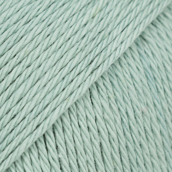 Detailaufnahme von der Wolle DROPS Magic in der Farbe 78 seegrün.