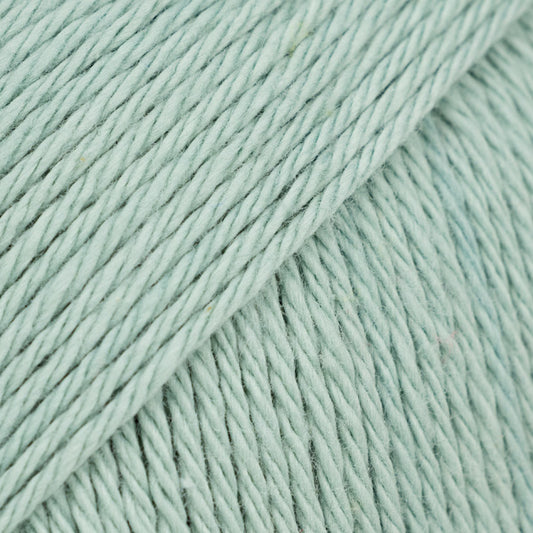 Detailaufnahme von der Wolle DROPS Magic in der Farbe 78 seegrün.