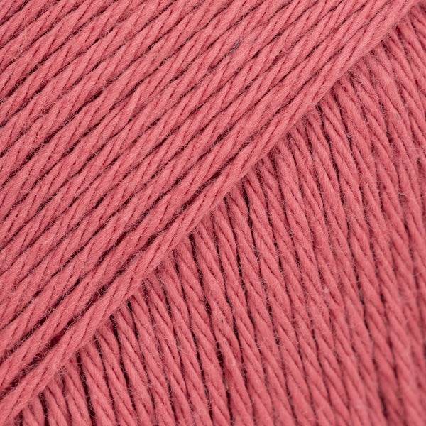Detailaufnahme von der Wolle DROPS Magic in der Farbe 79 dunkle rose.