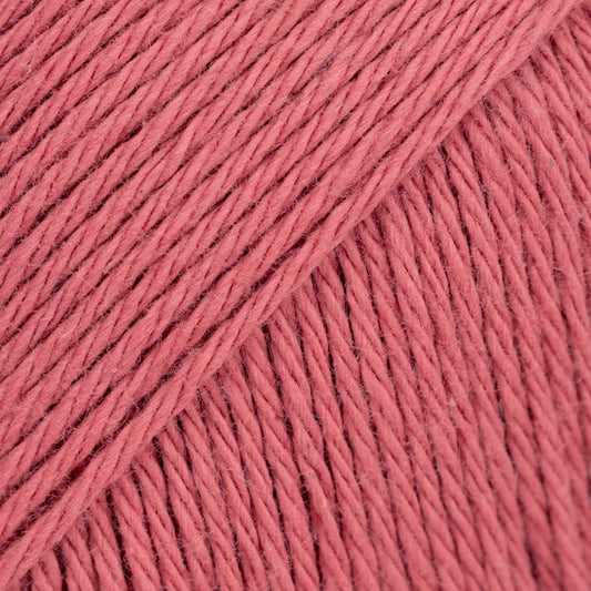 Detailaufnahme von der Wolle DROPS Magic in der Farbe 79 dunkle rose.