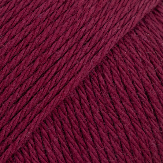 Detailaufnahme von der Wolle DROPS Magic in der Farbe 80 bordeaux.