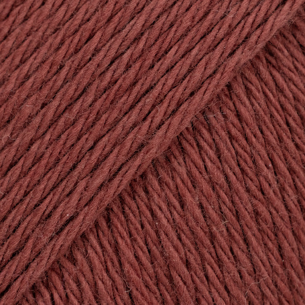 Detailaufnahme von der Wolle DROPS Magic in der Farbe 81 marone.