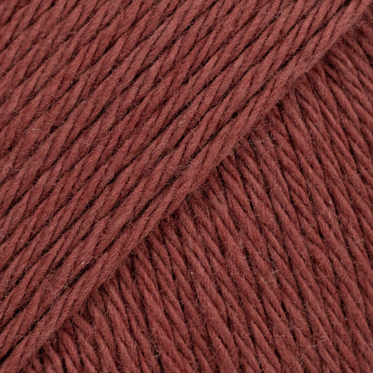 Detailaufnahme von der Wolle DROPS Magic in der Farbe 81 marone.