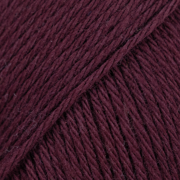 Detailaufnahme von der Wolle DROPS Magic in der Farbe 82 dunkle traube.