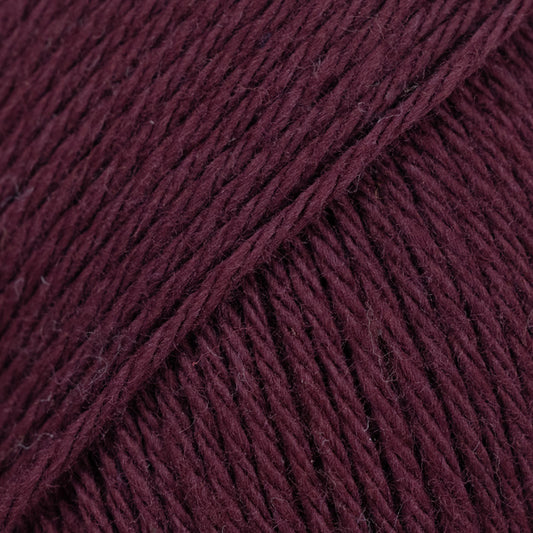 Detailaufnahme von der Wolle DROPS Magic in der Farbe 82 dunkle traube.