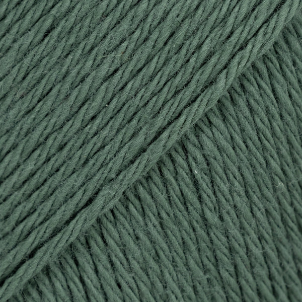Detailaufnahme von der Wolle DROPS Magic in der Farbe 84 nebelwald.