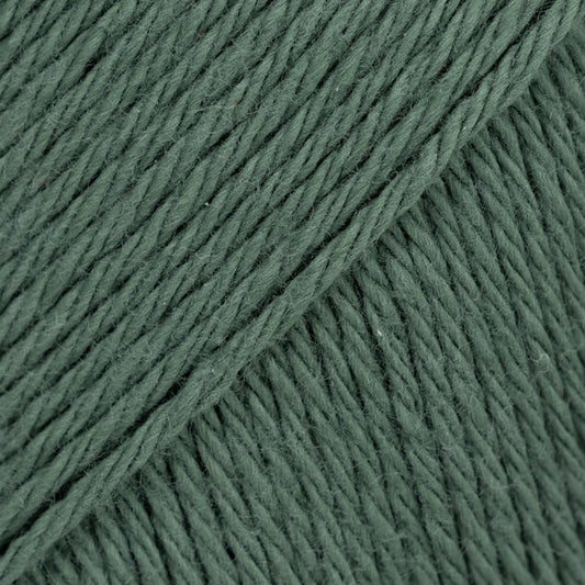 Detailaufnahme von der Wolle DROPS Magic in der Farbe 84 nebelwald.