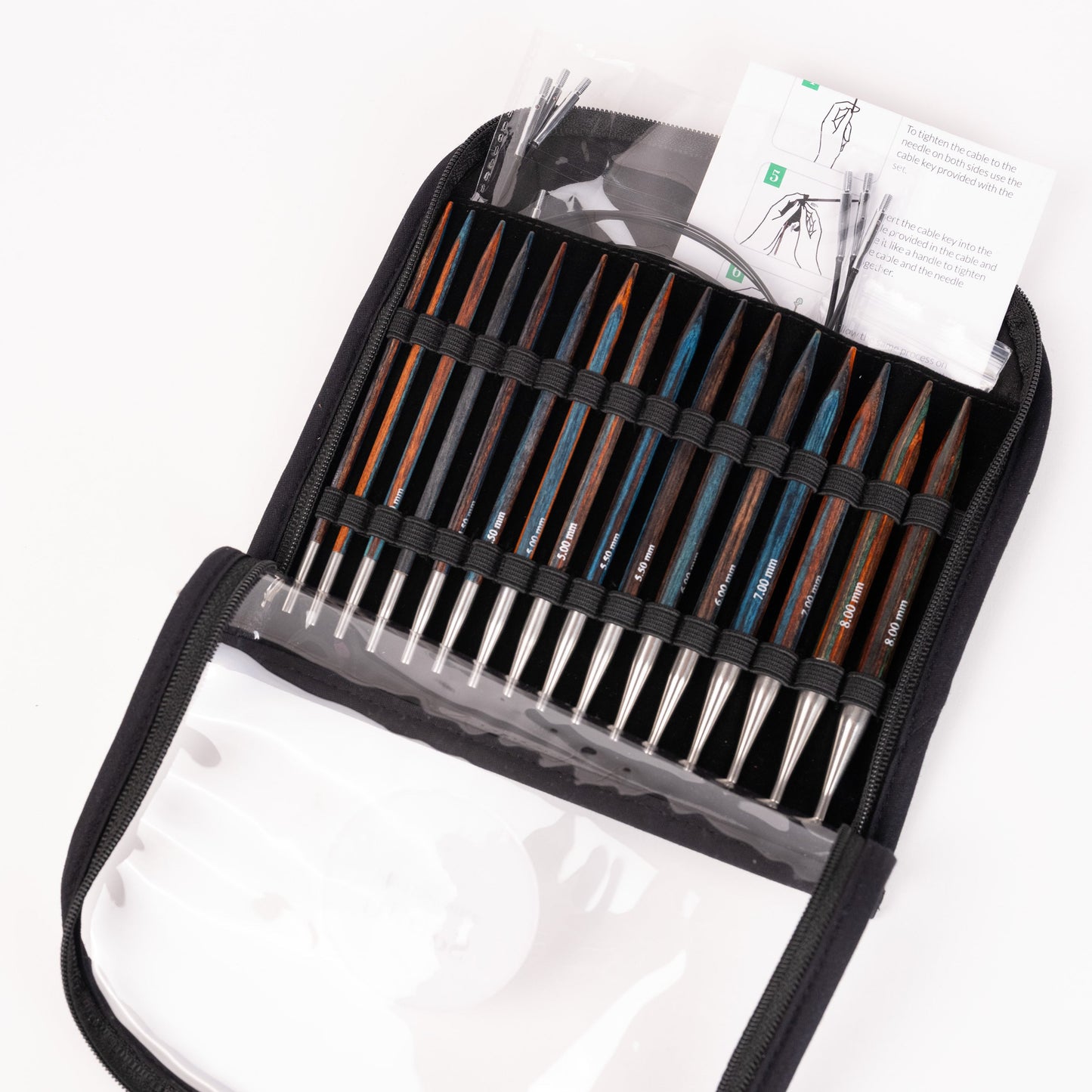 Ein Nadelspitzen-Set DROPS Pro Romance aus Birkenholz. Das transparente Nadeltäschchen beinhaltet 16 Nadelspitzen in 8 verschiedenen Stärken und 4 verschiedene Seile mit Seilkappen und Seilschlüsseln.