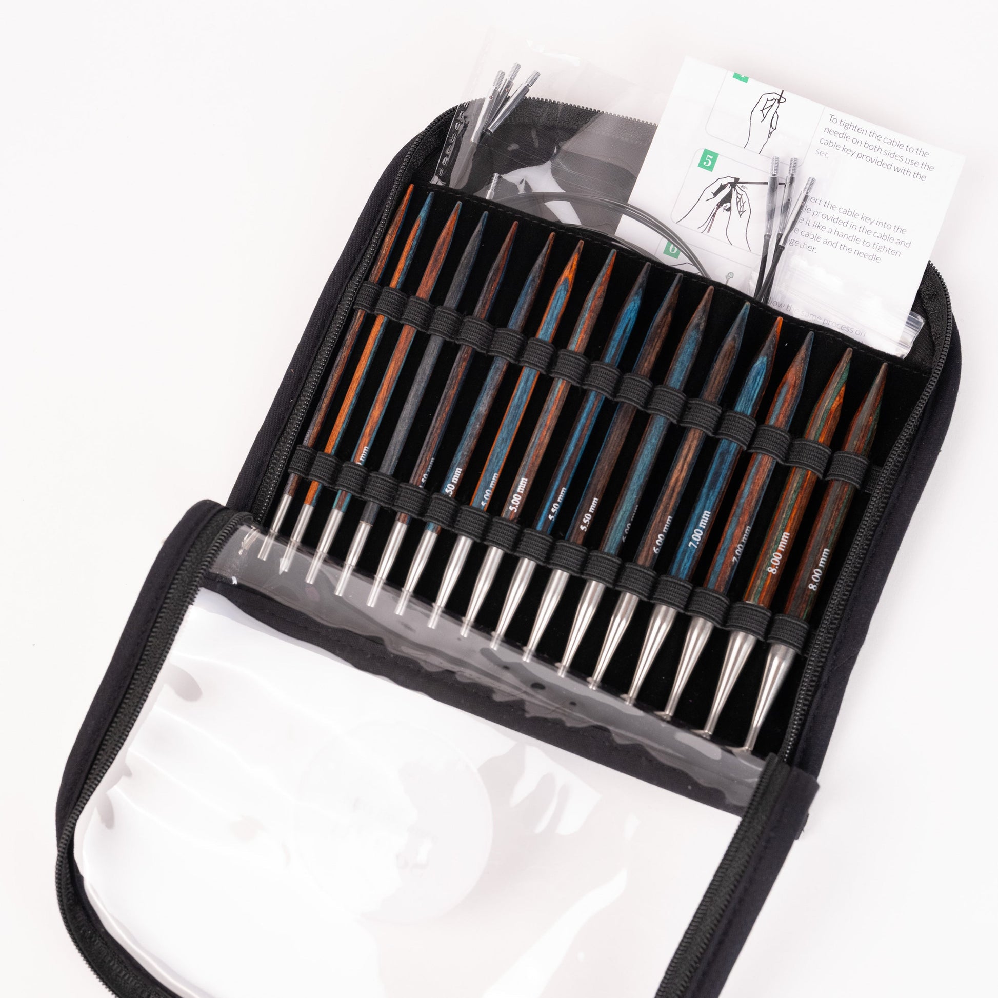 Ein Nadelspitzen-Set DROPS Pro Romance aus Birkenholz. Das transparente Nadeltäschchen beinhaltet 16 Nadelspitzen in 8 verschiedenen Stärken und 4 verschiedene Seile mit Seilkappen und Seilschlüsseln.