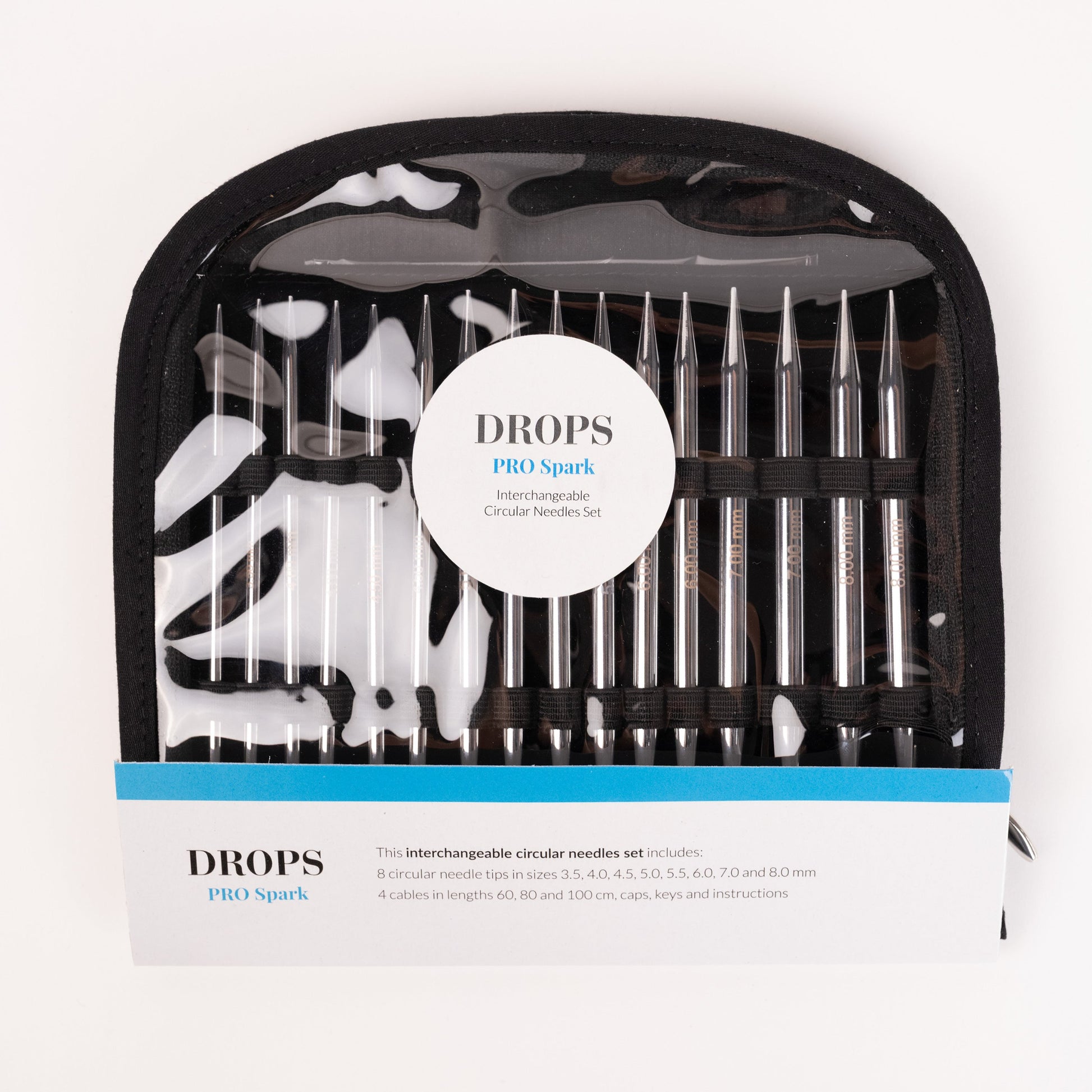 Ein Nadelspitzen-Set DROPS Pro Spark aus Messing und Chrom. Das transparente Nadeltäschchen beinhaltet 16 Nadelspitzen in 8 verschiedenen Stärken und 4 verschiedene Seile mit Seilkappen und Seilschlüsseln.