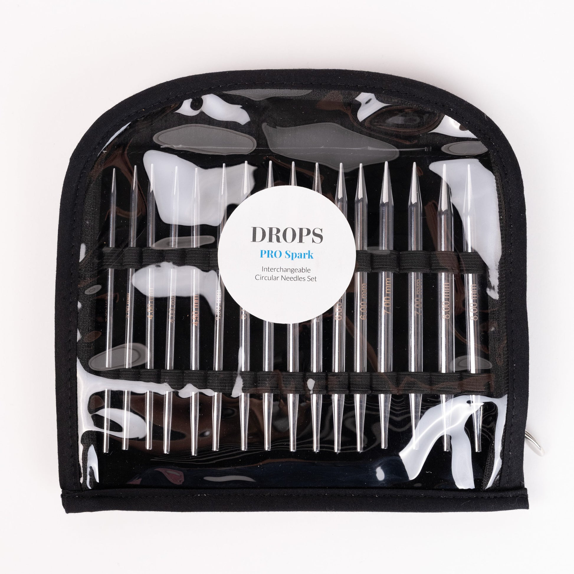 Ein Nadelspitzen-Set DROPS Pro Spark aus Messing und Chrom. Das transparente Nadeltäschchen beinhaltet 16 Nadelspitzen in 8 verschiedenen Stärken und 4 verschiedene Seile mit Seilkappen und Seilschlüsseln.
