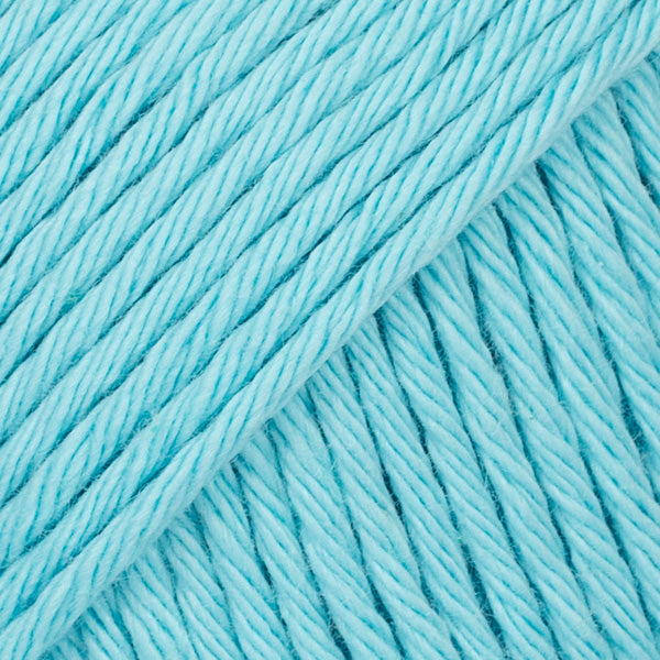 Detailaufnahme von der Wolle DROPS Paris in der Farbe 02 helltürkis.