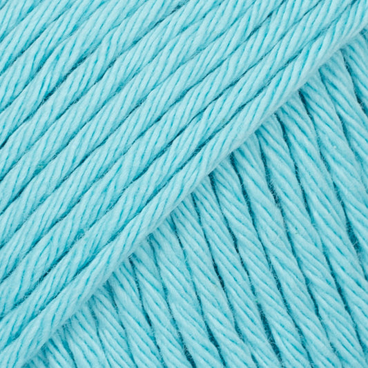 Detailaufnahme von der Wolle DROPS Paris in der Farbe 02 helltürkis.
