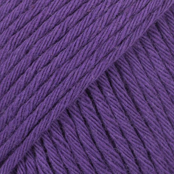 Detailaufnahme von der Wolle DROPS Paris in der Farbe 08 dunkellila.
