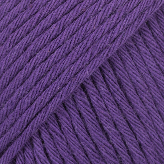 Detailaufnahme von der Wolle DROPS Paris in der Farbe 08 dunkellila.