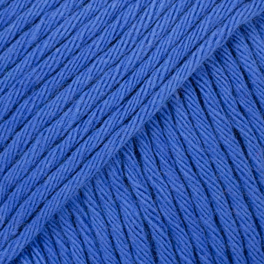 Detailaufnahme von der Wolle DROPS Paris in der Farbe 09 königsblau. Königsblau ist ein knalliges frisches Blau.