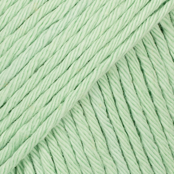 Detailaufnahme von der Wolle DROPS Paris in der Farbe 21 mintgrün.