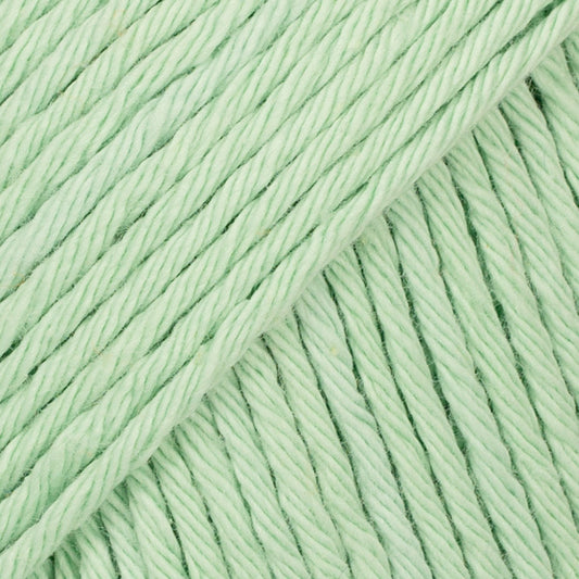 Detailaufnahme von der Wolle DROPS Paris in der Farbe 21 mintgrün.