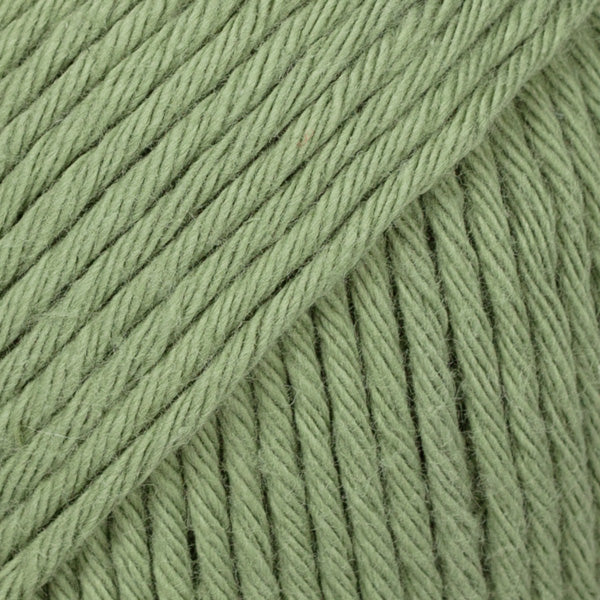 Detailaufnahme von der Wolle DROPS Paris in der Farbe 25 moosgrün. Moosgrün ist ein mittlerer cremiger Grünton.