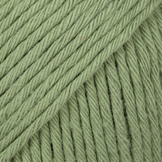 Detailaufnahme von der Wolle DROPS Paris in der Farbe 25 moosgrün. Moosgrün ist ein mittlerer cremiger Grünton.