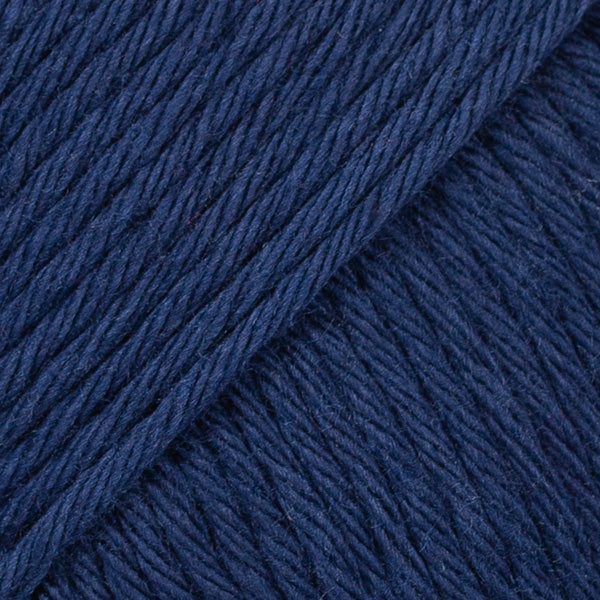 Detailaufnahme von der Wolle DROPS Paris in der Farbe 28 marineblau.