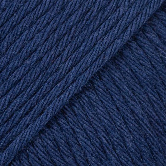 Detailaufnahme von der Wolle DROPS Paris in der Farbe 28 marineblau.