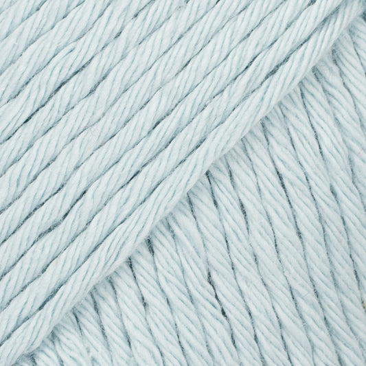 Detailaufnahme von der Wolle DROPS Paris in der Farbe 29 eisblau. Eisblau ist ein ganz helles Blau.