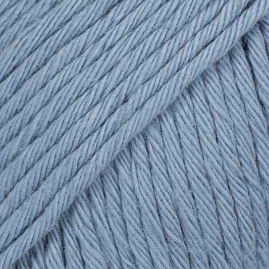 Detailaufnahme von der Wolle DROPS Paris in der Farbe 30 jeansblau. 