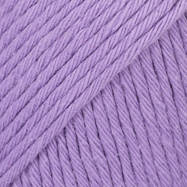Detailaufnahme von der Wolle DROPS Paris in der Farbe 31 lila.