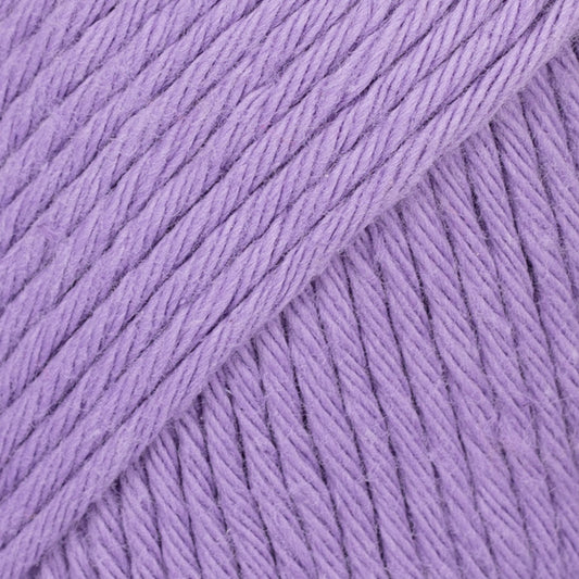 Detailaufnahme von der Wolle DROPS Paris in der Farbe 31 lila.