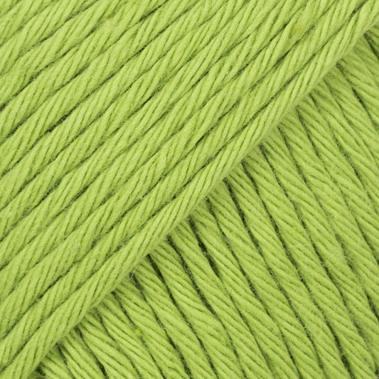 Detailaufnahme von der Wolle DROPS Paris in der Farbe 39 wasabi. Wasabi ist ein frisches, helles Grün.