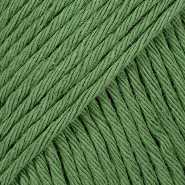 Detailaufnahme von der Wolle DROPS Paris in der Farbe 43 waldgrün. Waldgrün ist ein mittleres sattes Grün.