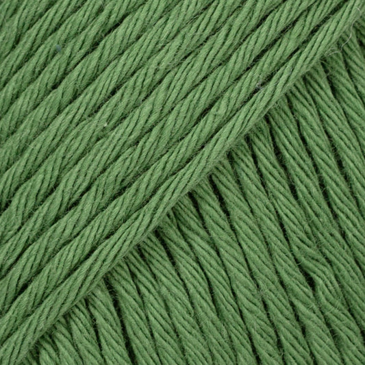Detailaufnahme von der Wolle DROPS Paris in der Farbe 43 waldgrün. Waldgrün ist ein mittleres sattes Grün.