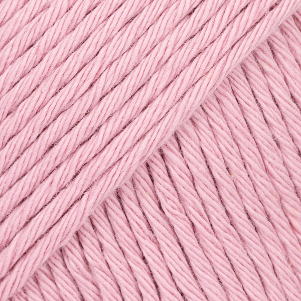 Detailaufnahme von der Wolle DROPS Paris in der Farbe 58 puderrosa.
