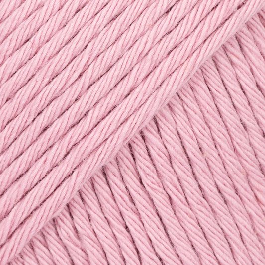 Detailaufnahme von der Wolle DROPS Paris in der Farbe 58 puderrosa.
