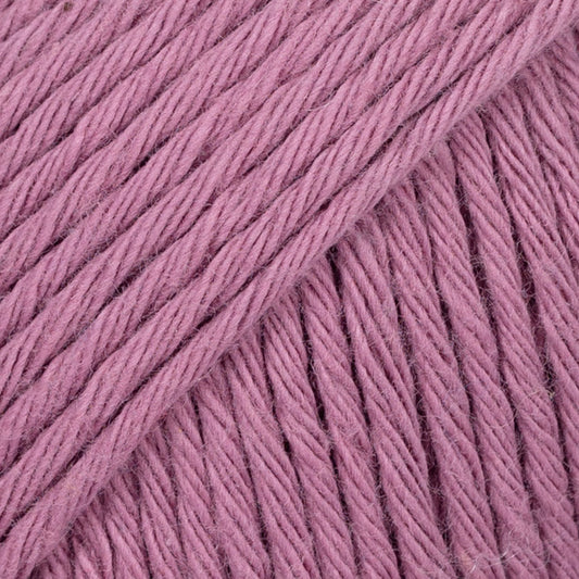 Detailaufnahme von der Wolle DROPS Paris in der Farbe 60 malve. Malve ist ein mittlerer Lilaton.