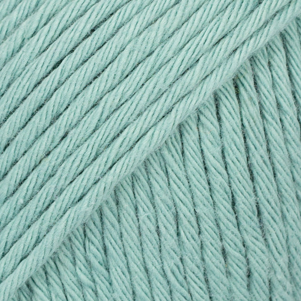 Detailaufnahme von der Wolle DROPS Paris in der Farbe 62 meeresgrün. 