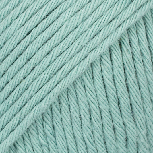 Detailaufnahme von der Wolle DROPS Paris in der Farbe 62 meeresgrün. 