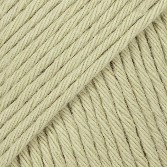 Detailaufnahme von der Wolle DROPS Paris in der Farbe 69 pistazie. Pistazie ist ein zarter heller Grünton.
