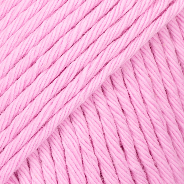 Detailaufnahme von der Wolle DROPS Paris in der Farbe 70 kirschblüte. Kirschblüte ist ein frisches Rosa.