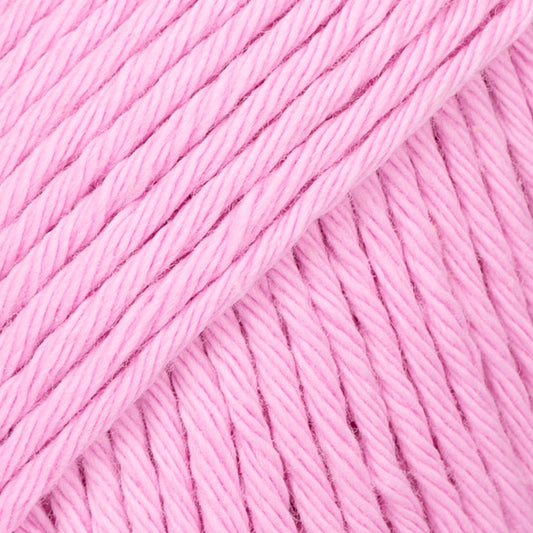 Detailaufnahme von der Wolle DROPS Paris in der Farbe 70 kirschblüte. Kirschblüte ist ein frisches Rosa.