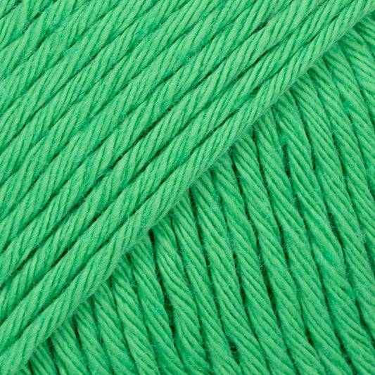 Detailaufnahme von der Wolle DROPS Paris in der Farbe 72 papageigrün. Papageigrün ist ein knalliger frischer Grünton.